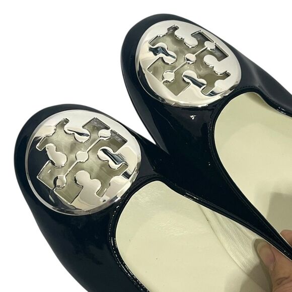 Tory Burch Reva Black Patent Ballet Flats Size 7M Logo Coin Shoes - Picture 6 of 11